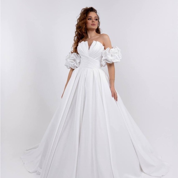 White Puff Sleeve Sweetheart Wedding Gown